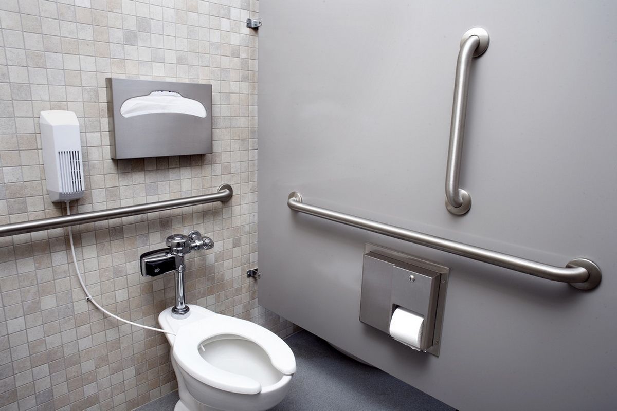 Thiết kế nhà vệ sinh cho người già có các tay vịn để dễ di chuyển