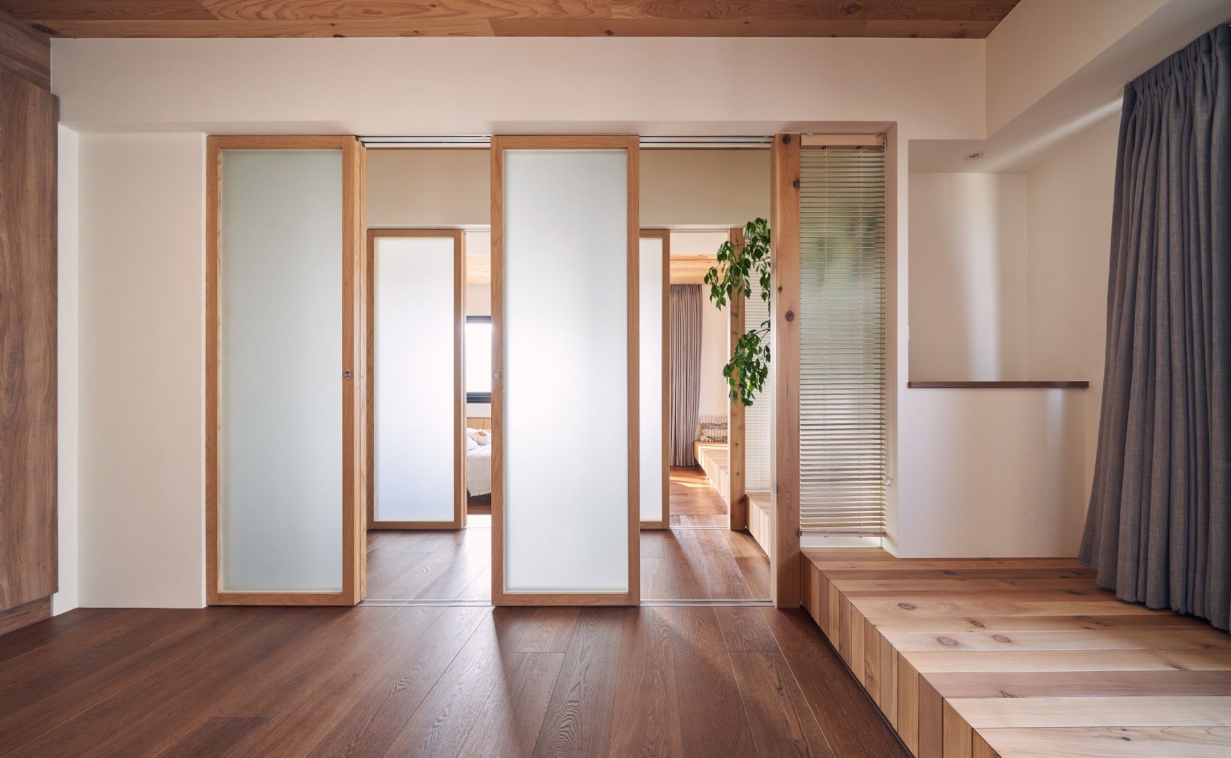 Có một phòng kiểu Nhật ở giữa hai phòng ngủ để linh hoạt sử dụng khi cần